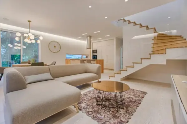 Diseño de interiores. un salon con una paleta de colores principalmente blanco