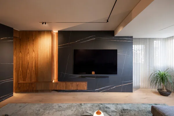 Luz natural en interiores. Salón con una televisión grande