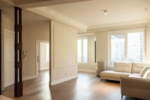 proyecto de interiorismo desde cero: un salon con una paleta de colores principalmente blancos