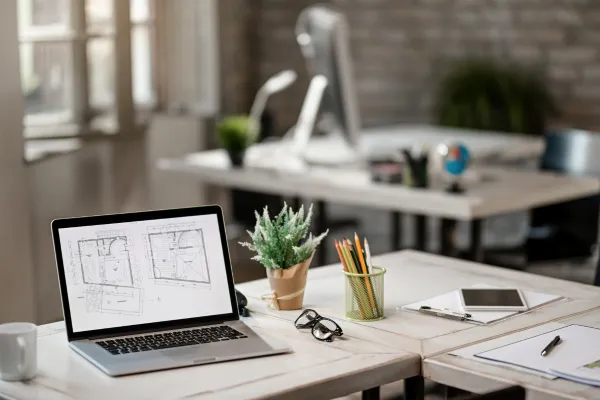 Despacho de arquitectos. Monitor y despacho con planos