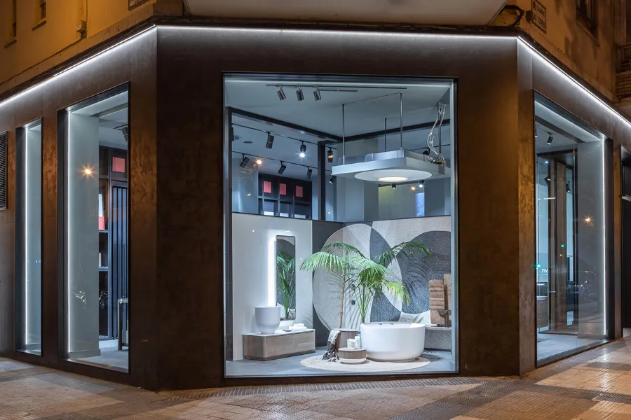 Focos led interiores. Fachada de local con luz led.