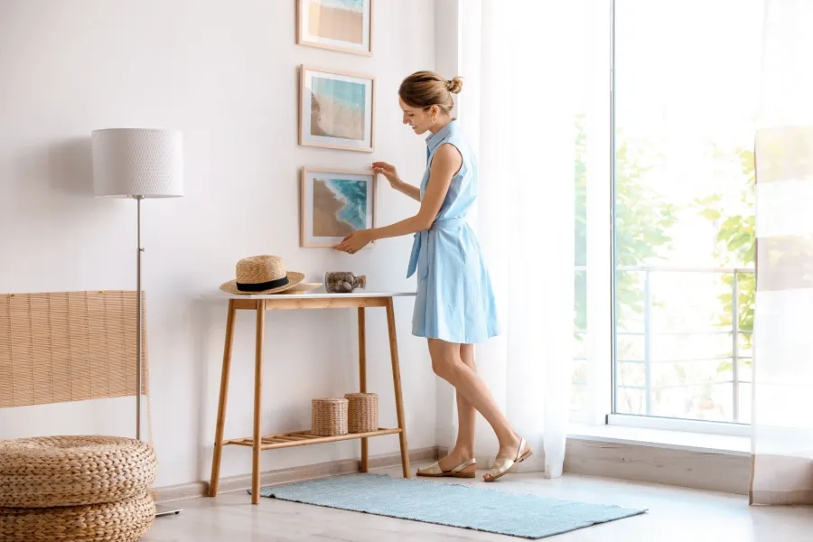 decoradores de interiores colocando cuadros en una habitación en Zaragoza