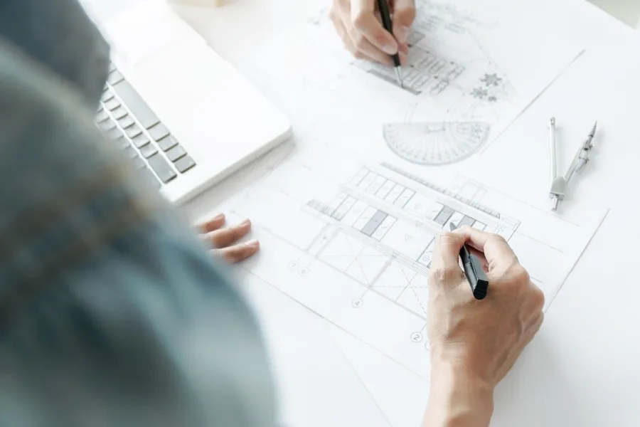 Director de proyectos explicando en un plano a mano la arquitectura