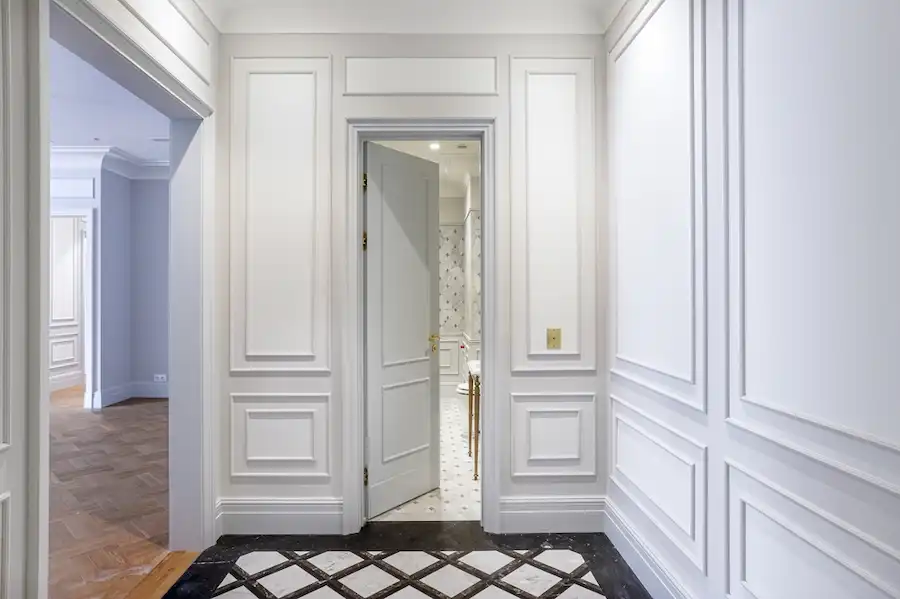 Molduras decorativas para puertas de interior en estilo clásico con panelado blanco elegante