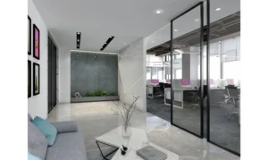 Técnicas de arquitectura en Zaragoza aplicadas a un diseño interior moderno con espacios abiertos y oficinas acristaladas