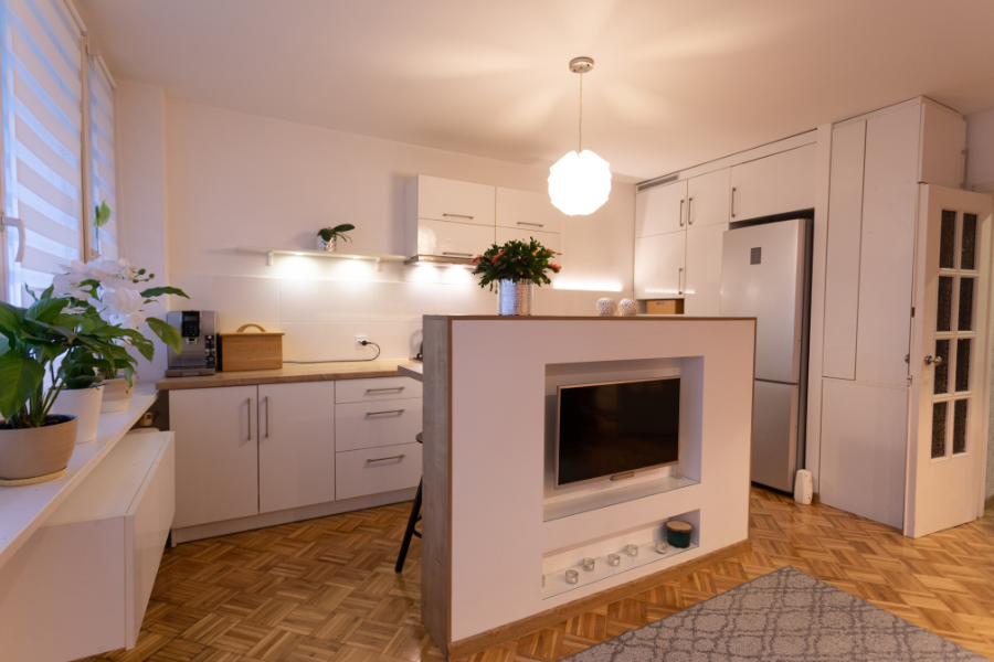 tendencias en cocinas modernas con isla central e iluminación cálida